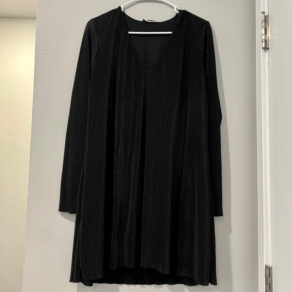 Zara Dresses & Skirts - Zara Black Ribbed Pleated Mini Dress size Large